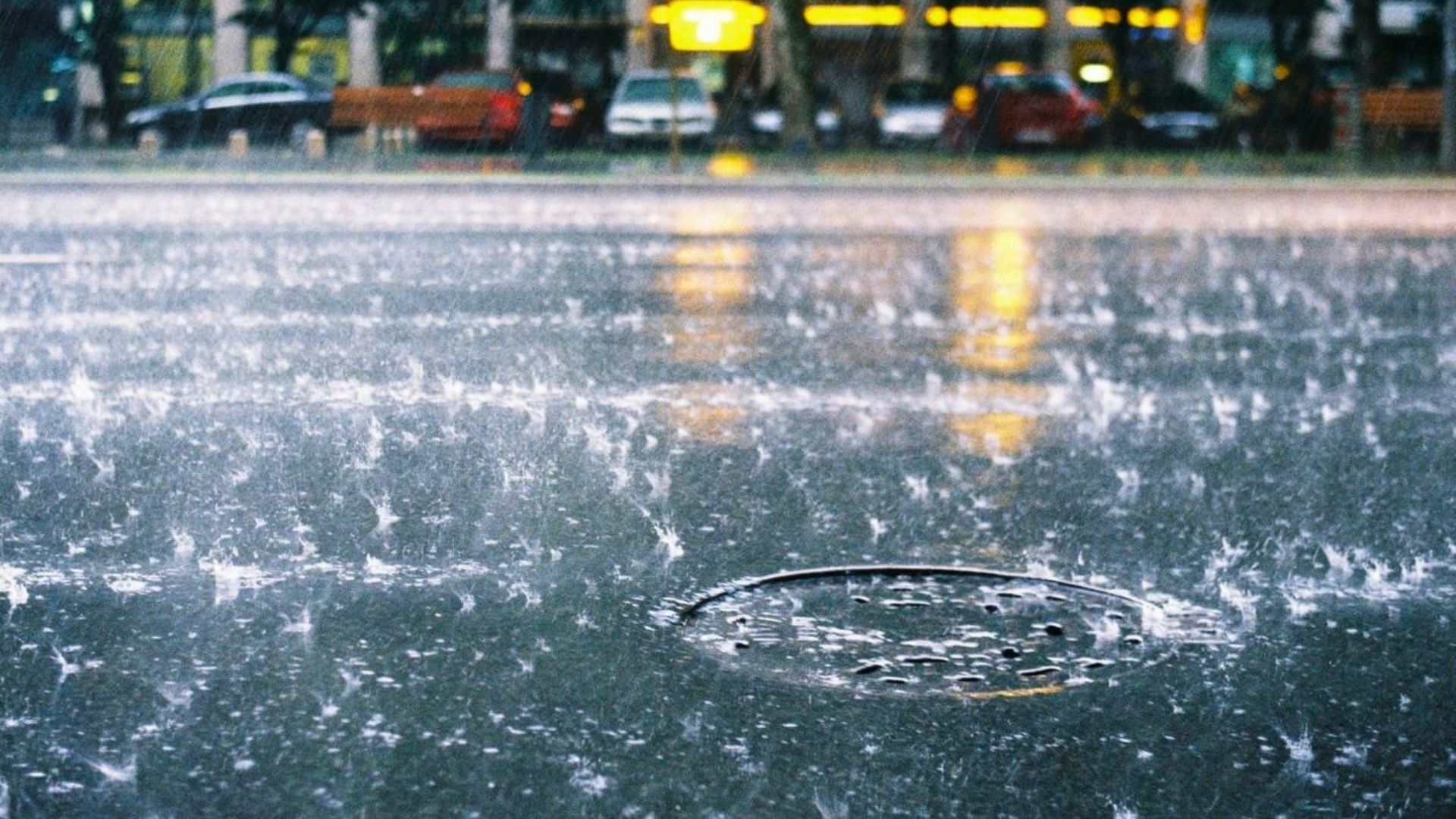 findy-image -manhole with rain